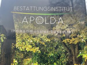 Ein Werbeschild vom Bestattungsinstitut Apolda