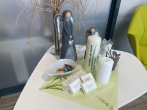 Tisch mit Trauerkerze