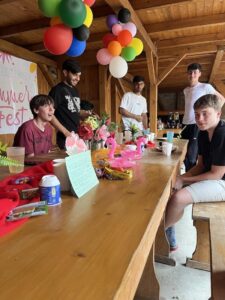 Eine Gruppe Jugendlicher
