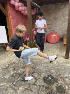 Ein Kind spielt Ball